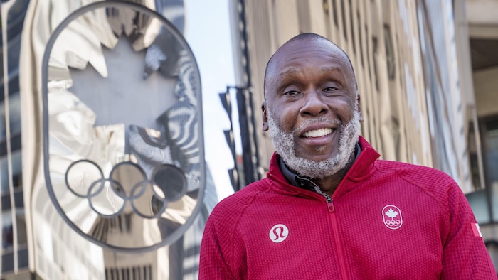 Bruny Surin sourit lors de sa nomination comme chef de mission du Canada à Paris.