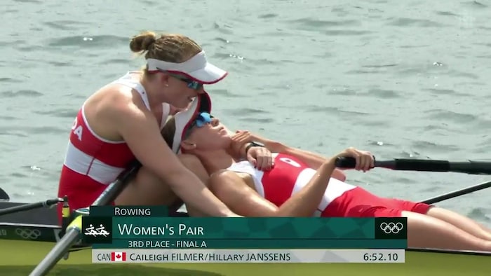 加拿大赛艇运动员 Hillary Janssens 和 Caileigh Filmer 在东京奥运赛艇女子双人项目中获铜牌。