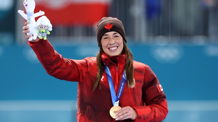 Valérie Maltais sourit sur le podium olympique