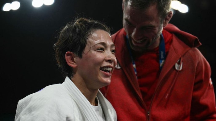 Christa Deguchi est souriante devant son entraîneur Antoine Valois-Fortier.