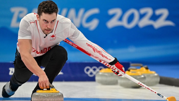 Brett Gallant sur le point de lancer sa pierre.