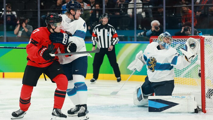 Un gardien au hockey fait un arrêt.