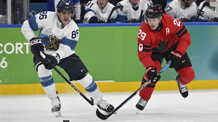 Deux joueurs de hockey qui combattent pour la rondelle.