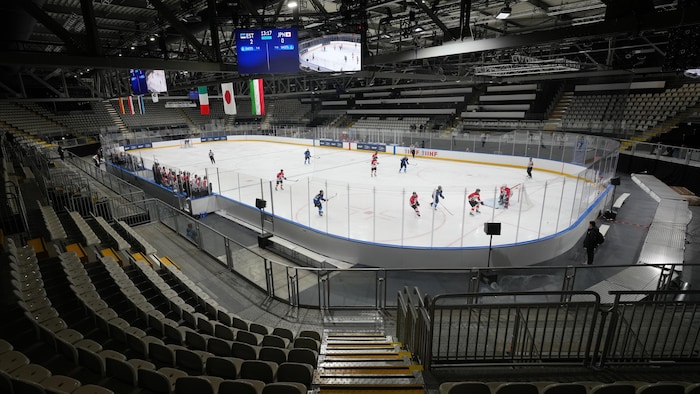 Deux équipes jouent au hockey à l'Aréna Rho de Milan.