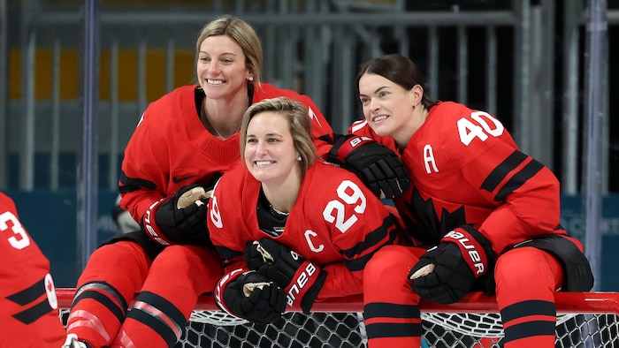 Ann-Renée Desbiens prend une photo de ses coéquipières, Laura Stacey, Marie-Philip Poulin et Blayre Turnbull lors d'un entraînement.