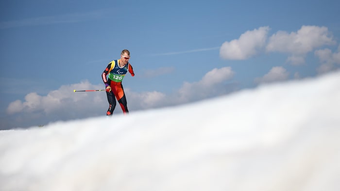 Un paraskieur participe à une course.