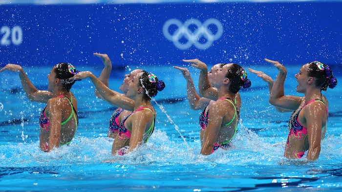 Les Canadiennes effectuent un geste synchronisé.