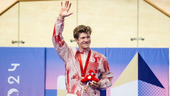 Alexandre Hayward heureux avec sa médaille au cou.