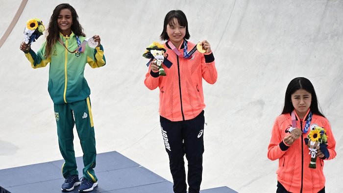 Rayssa Leal, Momiji Nishiya et Funa Nakayama posent avec leur médaille sur le podium.