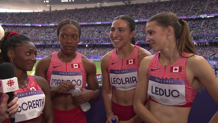 De gauche à droite, les sprinteuses canadiennes Sade McCreath, Jacqueline Madogo, Marie-Éloïse Leclair et Audrey Leduc après leur course de demi-finale au relais 4 x 100 m à Paris