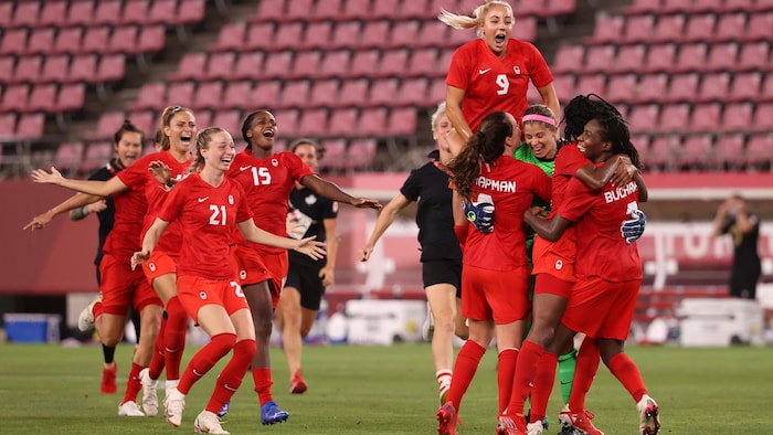 Las jugadoras del equipo de fútbol canadiense celebran en los Juegos Olímpicos de Tokio 2020.