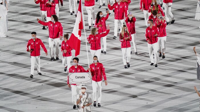加拿大代表团的部分运动员在旗手 Miranda Ayim 和 Nathan Hirayama 的率领下走进了东京奥林匹克体育场。