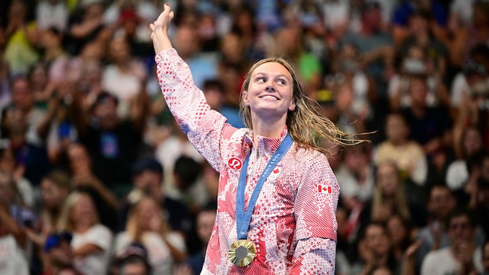 السباحة الكندية سمر ماكنتوش متوجة بالذهبية في أولمبياد باريس 2024.
