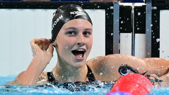السباحة الكندية الصبية Summer McIntosh سمر ماكنتوش بعد فوزها بالمرتبة الأولى في أولمبياد باريس في سباق الـ 400 متر حرّة.