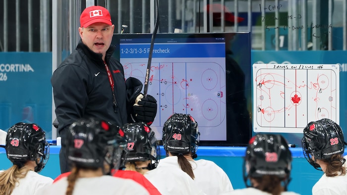Troy Ryan donne des directives à des hockeyeuses.