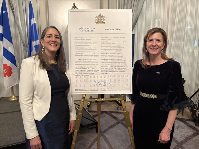 La présidente de l’Association canadienne-française de l’Alberta, Nathalie Lachance aux côtés de la ministre des Arts, de la Culture et de la Condition féminine, Tanya Fir.