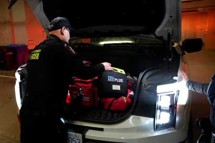 Un agent de sécurité communautaire de Nanaimo, en Colombie-Britannique, se prépare à une intervention contre les surdoses de drogues.