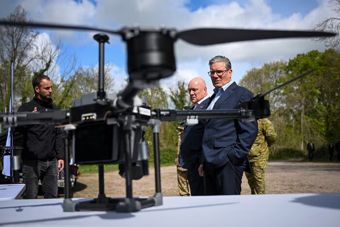 Le premier ministre britannique, Keir Starmer, au centre à droite, et le premier ministre néo-zélandais, Christopher Luxon, examinent des drones utilisés pour l'entraînement des troupes ukrainiennes lors d'une visite dans une base militaire dans l'ouest de l'Angleterre en avril 2025.