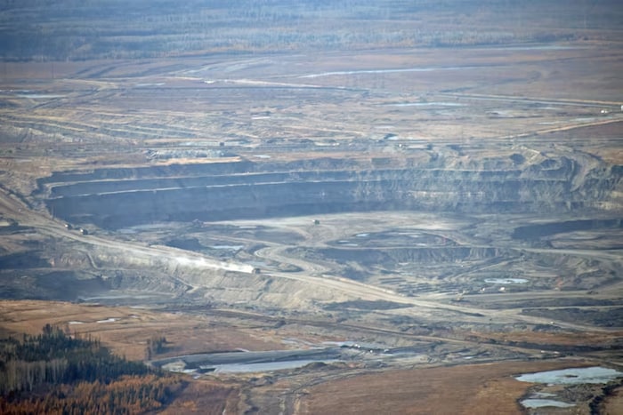 Une mine à ciel ouvert à Fort McKay, dans le nord de l'Alberta.