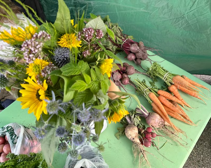Des produits potagers, dont des carottes et des pommes de terre, sont posés sur un étalage à Beaumont, en Alberta.