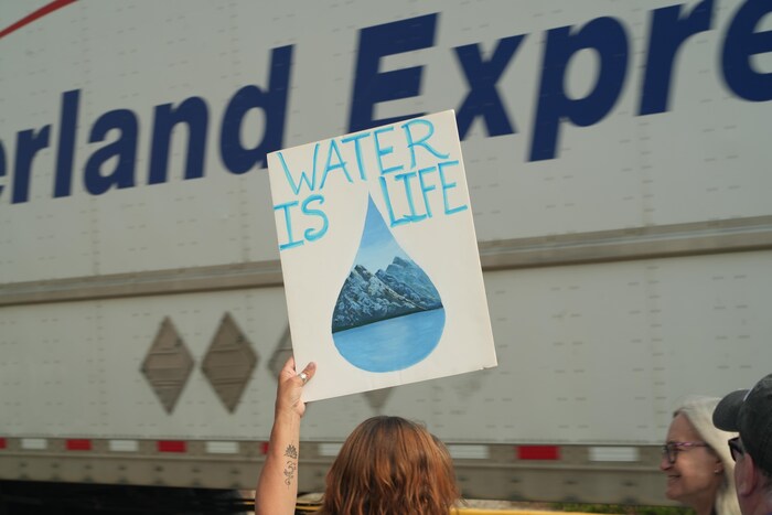  «L'eau, c'est la vie», lors d'une manifestation à Fort McLeod, en Alberta, sur l'exploitation minière, le 11 juin 2025.