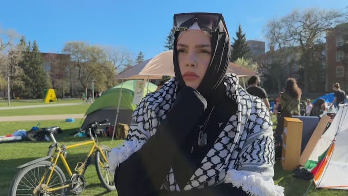Une personne porte un keffieh, en signe de solidarité avec les habitants de Gaza et de Palestine, le 9 mai 2024 à Edmonton.