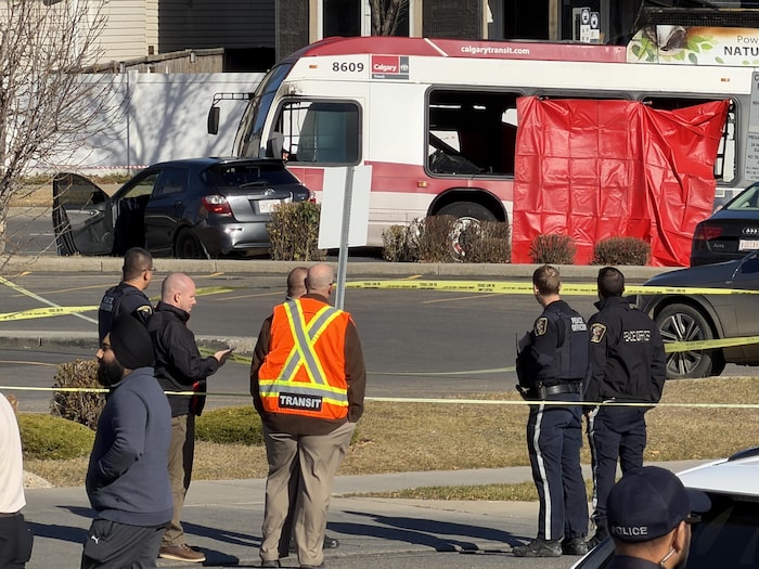 Un autobus et une voiture qui sont entrés en collision dans une rue de Calgary.