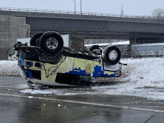 Une voiture renversée.