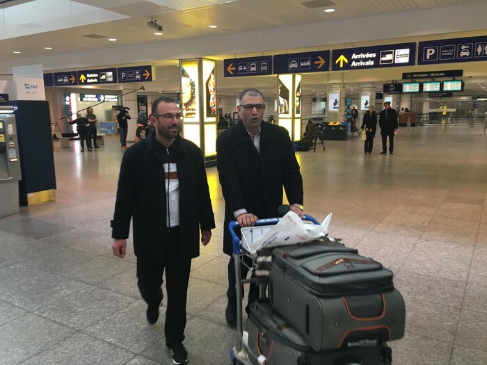 Adnan (à dr.) accueille son frère à l'aéroport de Montréal.