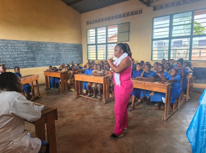 Une enseignante parle à ses élèves en classe, dans une école au Rwanda.