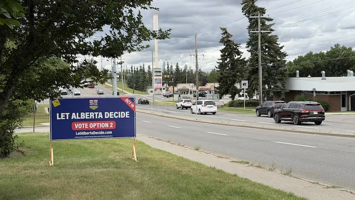 Un panneau d'affichage du groupe indépendantiste Let Alberta Decide.