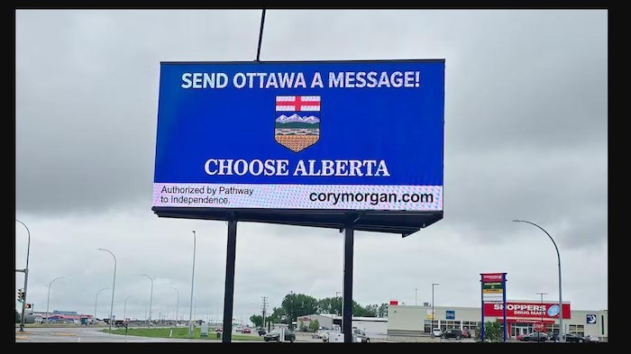 Un affichage publicitaire installé das la Ville de Taber, en Alberta, fait la promotion de l'indépendance de la province.