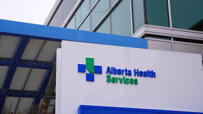 Pancarte de l'hôpital communautaire Strathcona, à Sherwood Park en Alberta, montrant le logo de Services de santé Alberta, le 6 mars 2023.