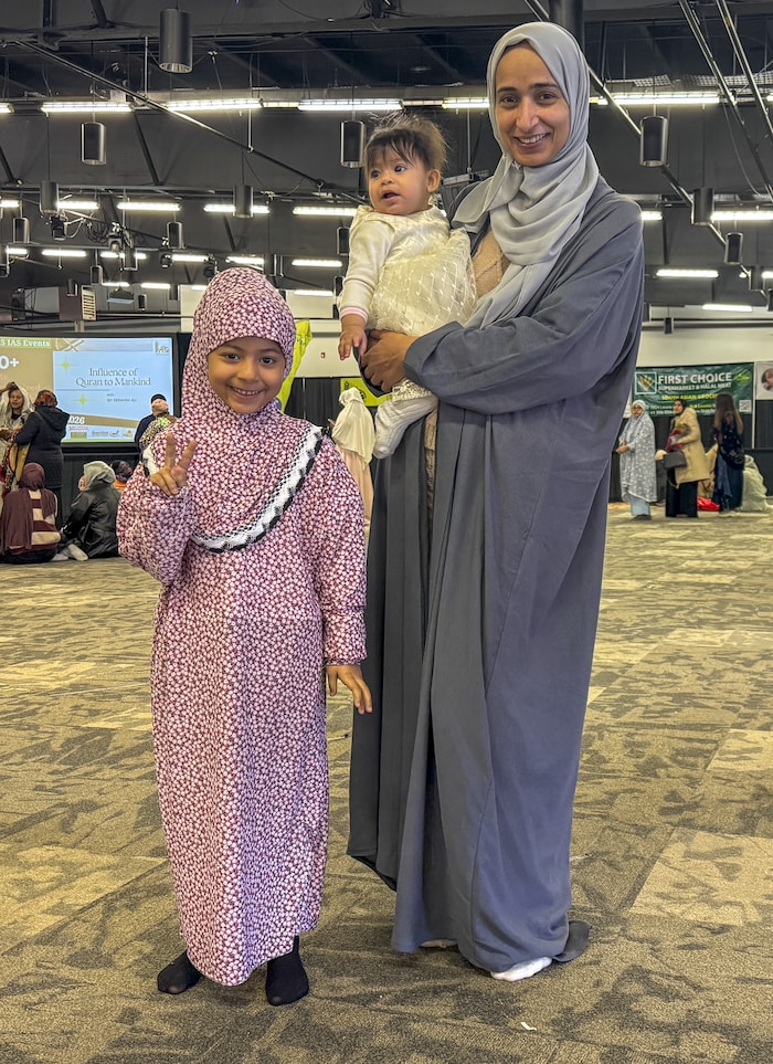 Maha Zitouni et ses deux filles lors de la prière de l'Aïd à Saskatoon le 20 mars 2026.