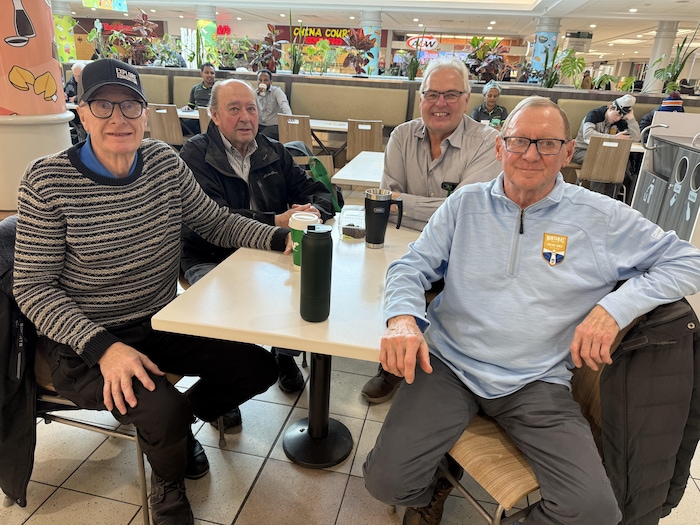 Un groupe de personnes assises autour d'une table, au centre Bonnie Doon, à Edmonton, en janvier 2026.