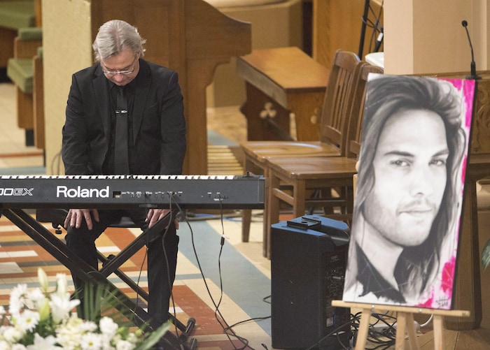 Alain Lapointe a chanté lors des funérailles de Patrick Bourgeois en décembre 2017.