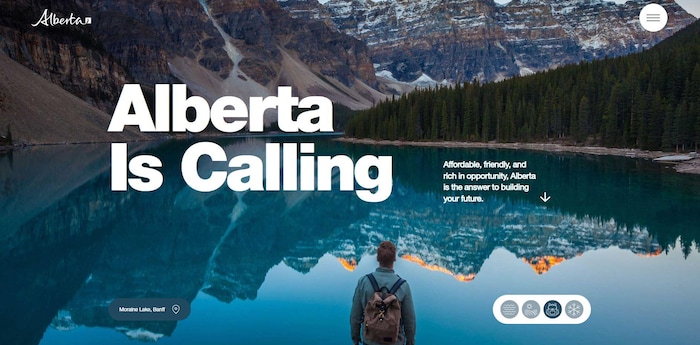 Une capture d'écran du site web de la campagne, avec le slogan « Alberta is Calling » au milieu, et en arrière-plan, une photo du lac Moraine, dans les Rocheuses.