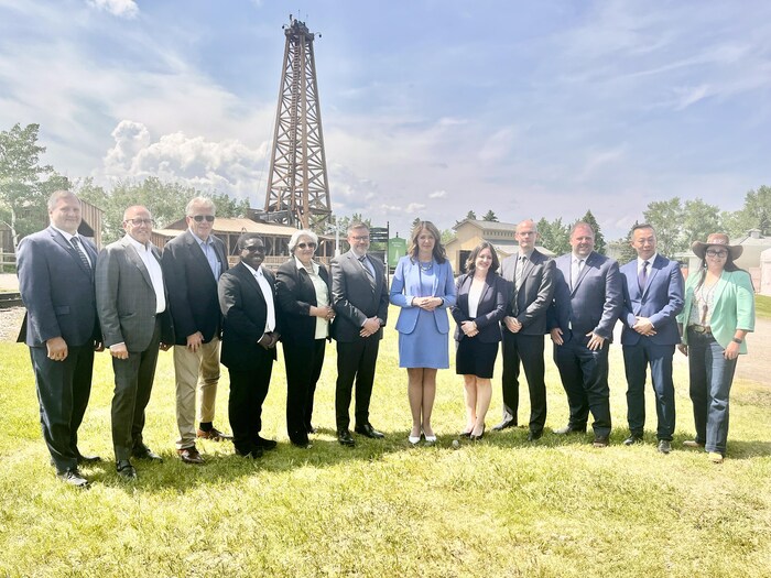 La première ministre Danielle Smith et quelques membres du groupe de travail Alberta posent pour une photo
