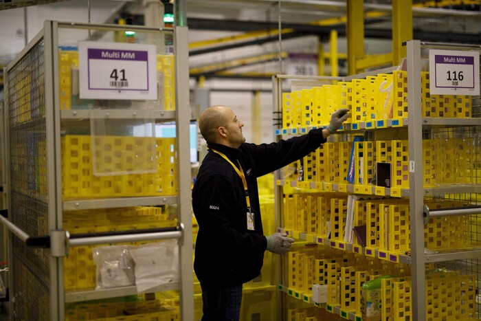 Amazon : l'idée d'un bracelet électronique pour employés suscite un ...