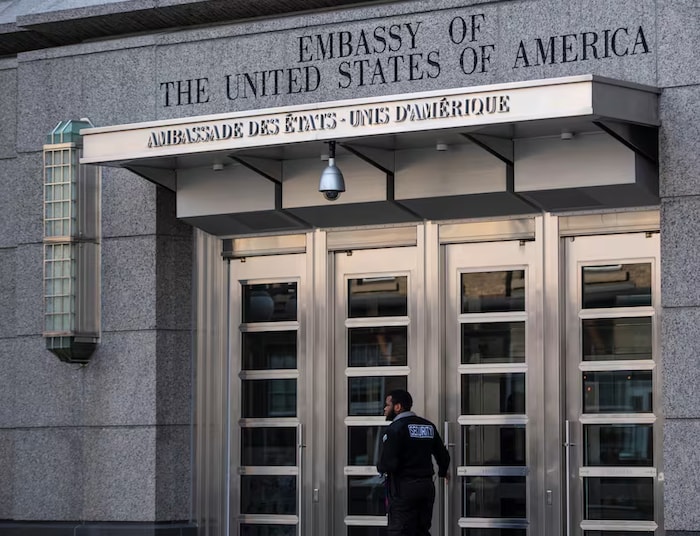 Un agent de sécurité devant l'ambassade américaine à Ottawa.