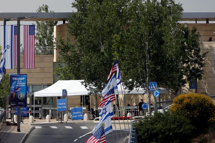 Des drapeaux américains et israéliens sont visibles le long de la route menant à l'immeuble qui abrite désormais l'ambassade américaine à Jérusalem. « Trump est un ami de Sion », peut-on lire sur une affiche officielle.
