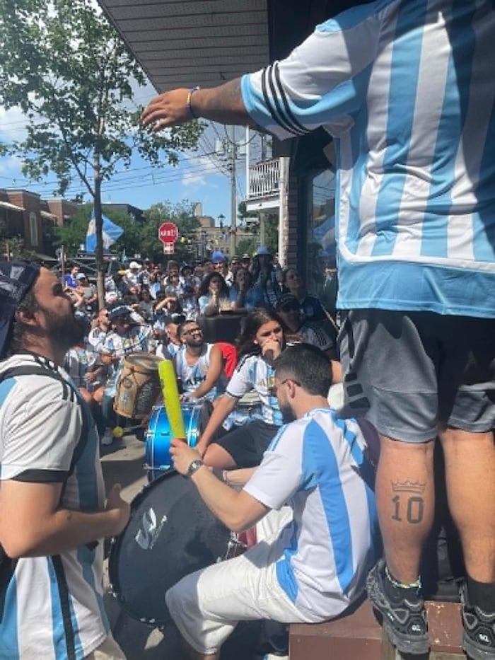 Des gens jouent du tambour dans la rue.
