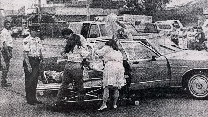 Pierre et Marilyne transportent un automobiliste blessé sur leur civière à la suite d’un mishap sur la route.