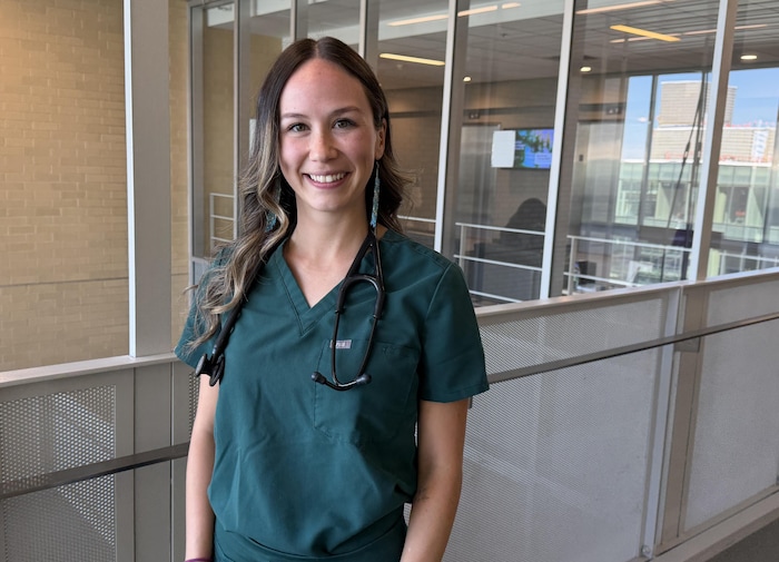 Angelica Provencher pose devant la caméra en souriant.