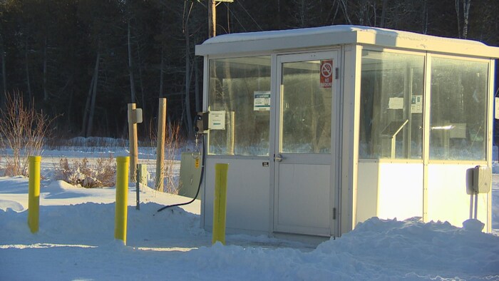 Un poste de douane sans personnel à la frontière américano-canadienne.