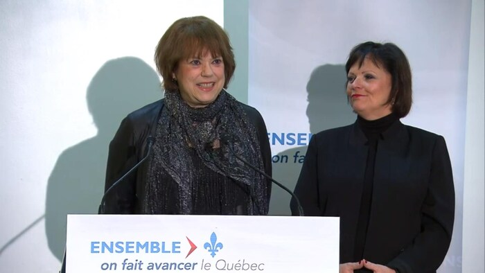 La ministre Hélène David et sa collègue Lucie Charlebois s'adressent aux journalistes.