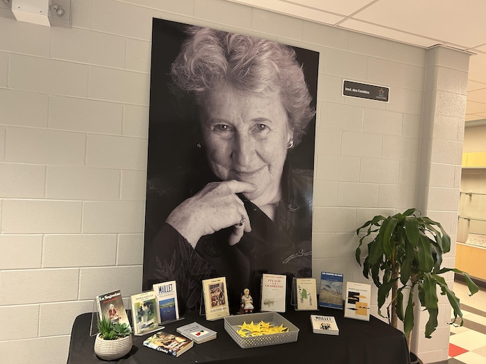 Un espace en honneur à Antonine Maillet avec ses romans en exposition. 