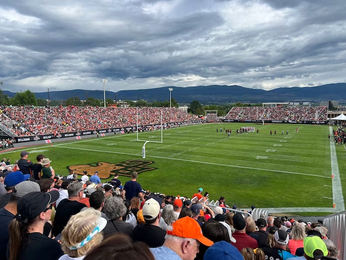 Des spectateurs assistent à une rencontre entre les Stampeders de Calgary et les BC Lions au stade omnisports Apple Bowl de Kelowna, en Colombie-Britannique, le 27 juin 2026.