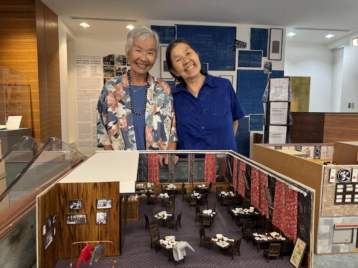 Arlene Chan (à gauche) et sa petite soeur, Janet Lum, au vernissage de l'exposition Let's build a collective memory of Chinatown!, le vendredi 28 août, aux Archives de Toronto.