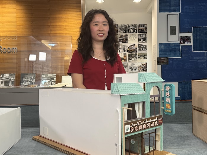 Cindy He devant la maquette du restaurant Pearl Court, aux Archives de Toronto, vendredi 28 août 2026.